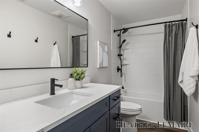 2070 Shiloh Point Drive, Grand Rapids, MI 49546