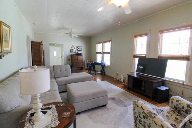 708 17th Avenue, Eldora, IA 50627