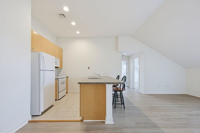 72 Ashland St 408, Malden, MA 02148