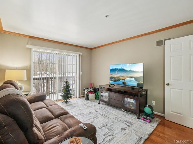 16984 Farmington Road, Livonia, MI 48154