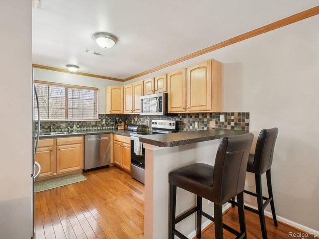 16984 Farmington Road, Livonia, MI 48154