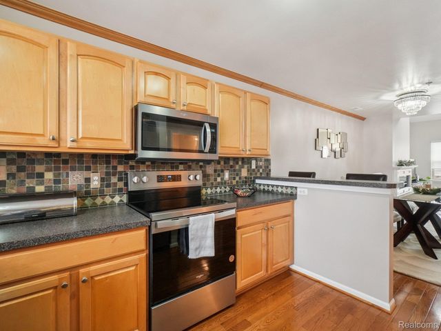 16984 Farmington Road, Livonia, MI 48154