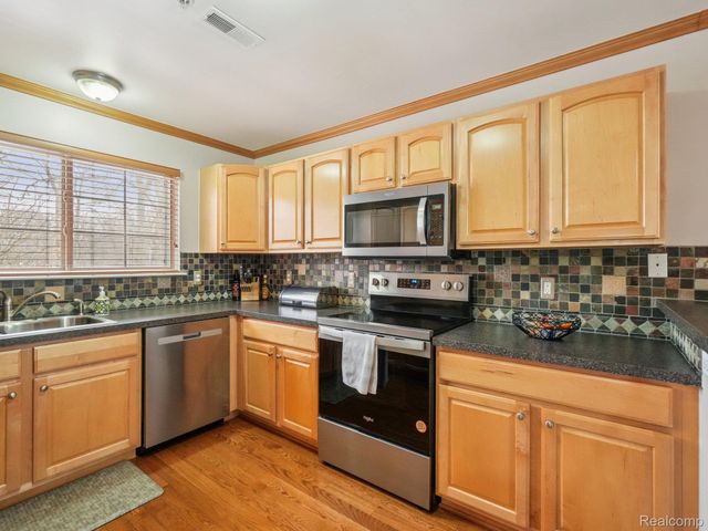 16984 Farmington Road, Livonia, MI 48154