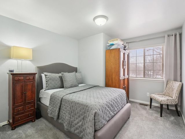 16984 Farmington Road, Livonia, MI 48154