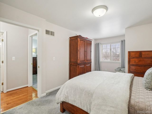 16984 Farmington Road, Livonia, MI 48154