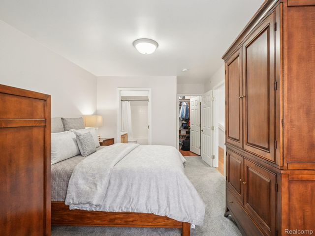 16984 Farmington Road, Livonia, MI 48154