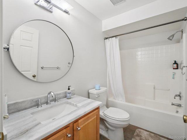 16984 Farmington Road, Livonia, MI 48154