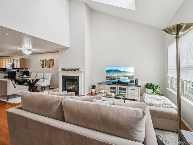 16984 Farmington Road, Livonia, MI 48154