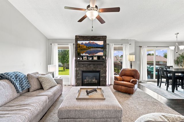 517 Shiloh Rose Parkway NW, Bondurant, IA 50035