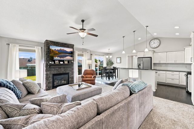 517 Shiloh Rose Parkway NW, Bondurant, IA 50035