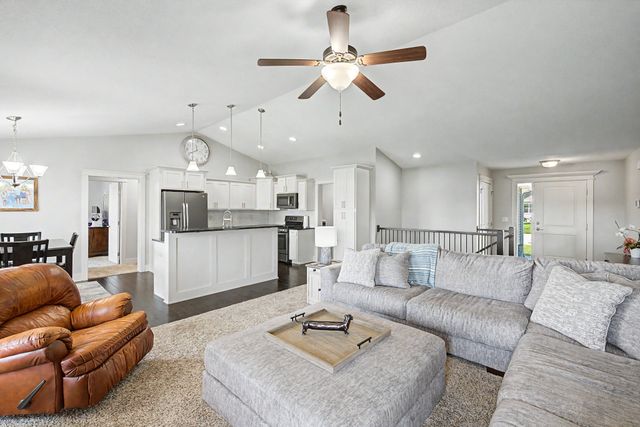 517 Shiloh Rose Parkway NW, Bondurant, IA 50035