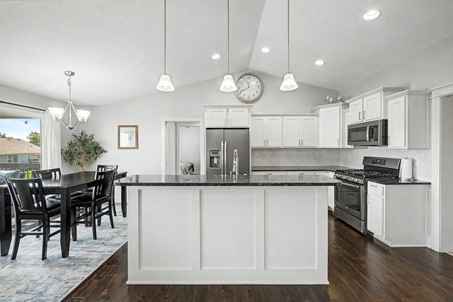 517 Shiloh Rose Parkway NW, Bondurant, IA 50035