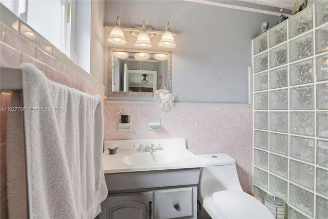 1441 NE 42nd St, Oakland Park, FL 33334