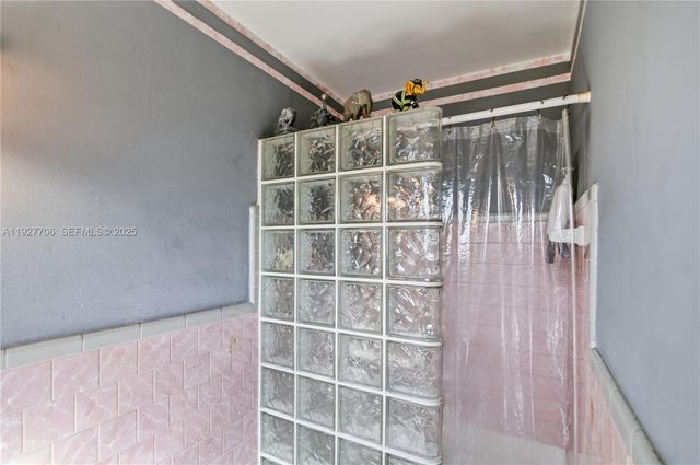 1441 NE 42nd St, Oakland Park, FL 33334