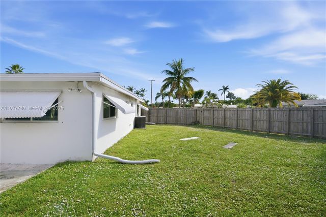 1441 NE 42nd St, Oakland Park, FL 33334