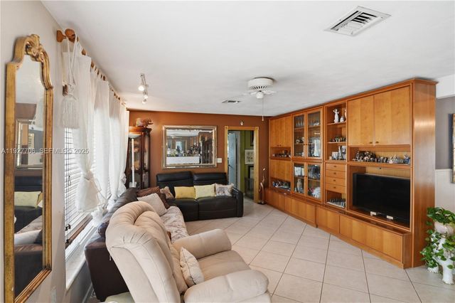 1441 NE 42nd St, Oakland Park, FL 33334