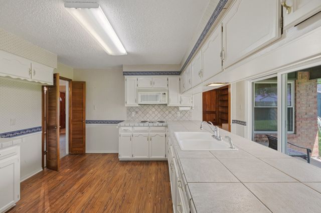 1100 Purdue Drive, Arlington, TX 76012