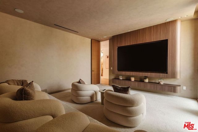 800 N La Jolla Avenue, Los Angeles, CA 90046