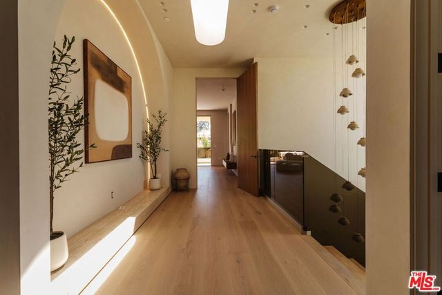 800 N La Jolla Avenue, Los Angeles, CA 90046