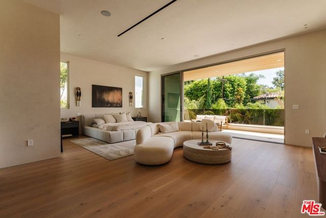 800 N La Jolla Avenue, Los Angeles, CA 90046