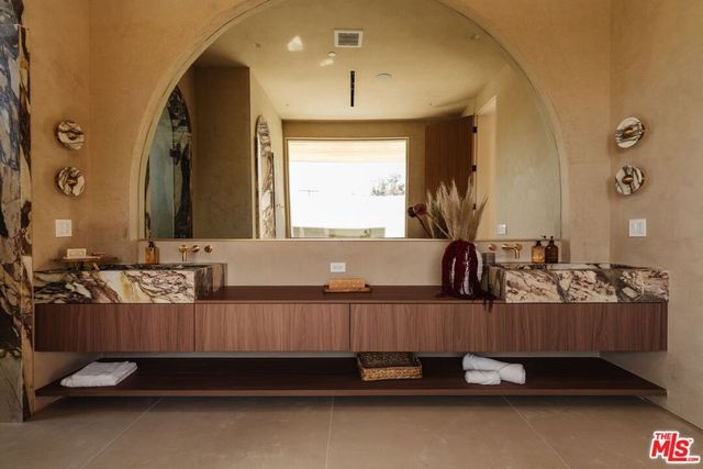 800 N La Jolla Avenue, Los Angeles, CA 90046