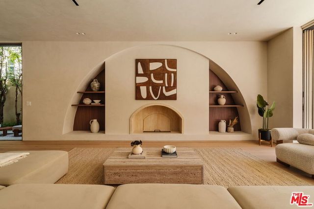 800 N La Jolla Avenue, Los Angeles, CA 90046
