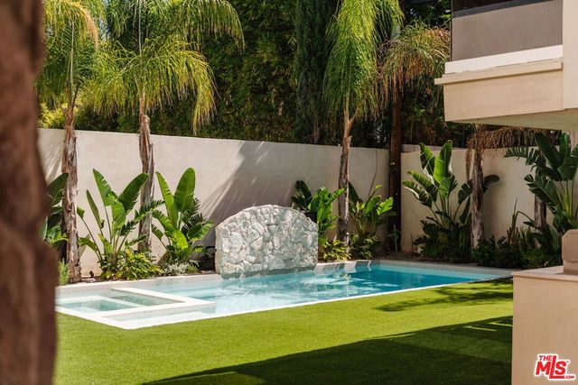 800 N La Jolla Avenue, Los Angeles, CA 90046