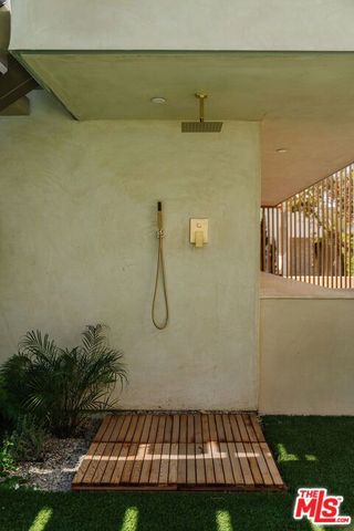 800 N La Jolla Avenue, Los Angeles, CA 90046