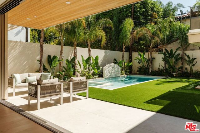 800 N La Jolla Avenue, Los Angeles, CA 90046