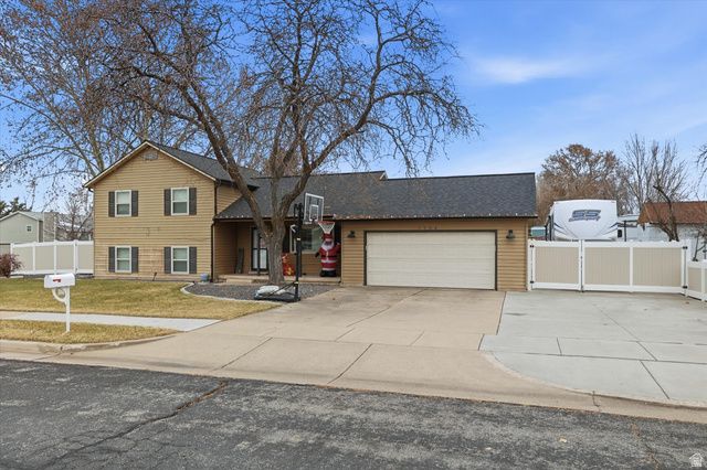 1154 W 2600 N, Clinton, UT 84015