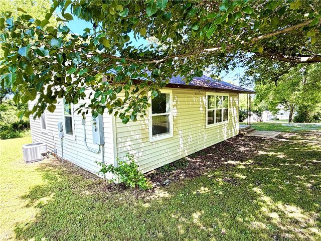 306 S Parrott Drive, Huntsville, AR 72740
