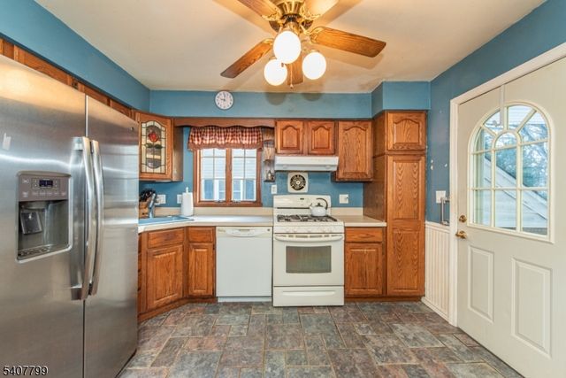 49 Skyline Lake Dr, Ringwood Boro, NJ 07456