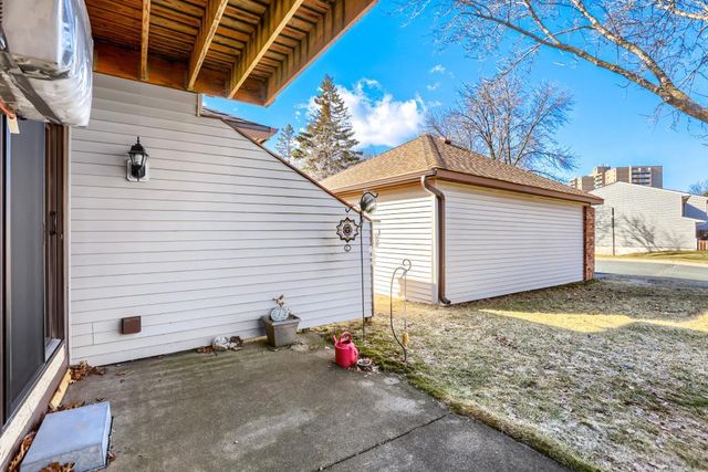 2058 Pathways Drive 9, Saint Paul, MN 55119