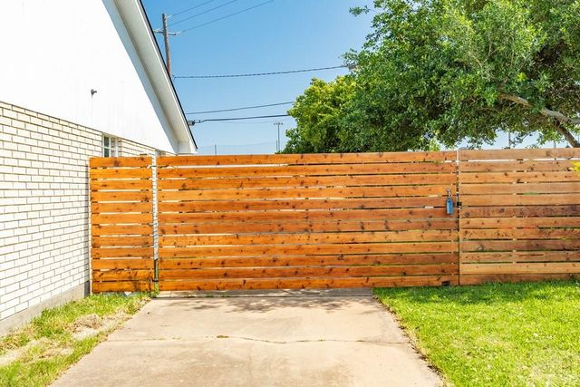 2700 Palm Circle E, Galveston, TX 77551