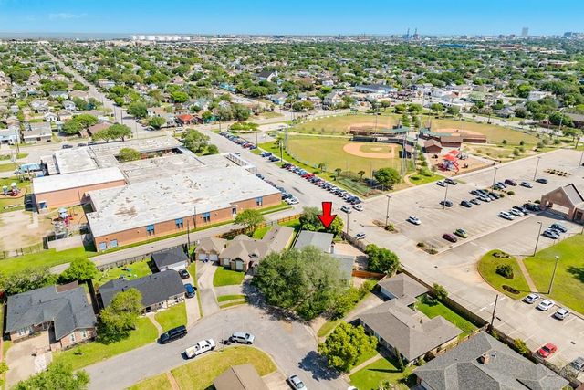 2700 Palm Circle E, Galveston, TX 77551