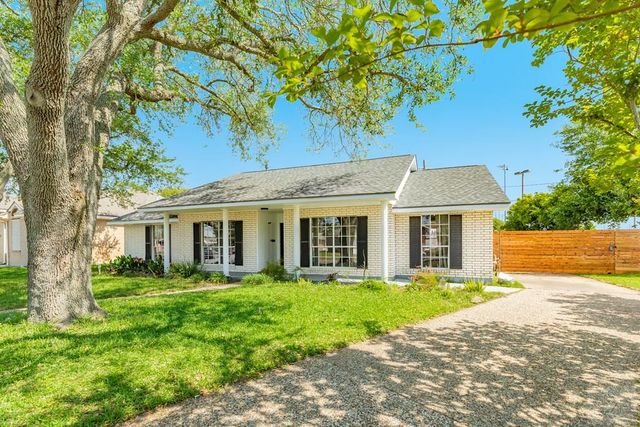 2700 Palm Circle E, Galveston, TX 77551