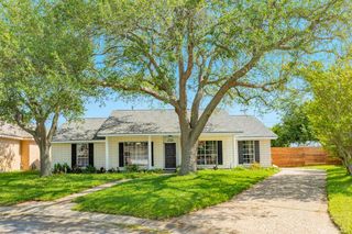 2700 Palm Circle E, Galveston, TX 77551