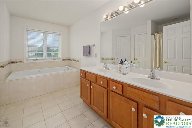 5520 Skyline Drive, North Whitehall Twp, PA 18078