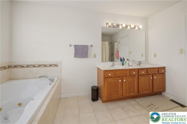 5520 Skyline Drive, North Whitehall Twp, PA 18078