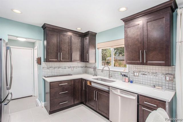 1035 Wyman, Waterford, MI 48328