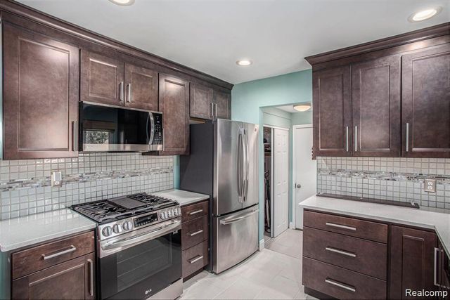 1035 Wyman, Waterford, MI 48328