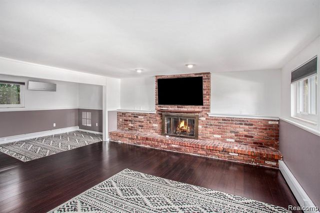 1035 Wyman, Waterford, MI 48328