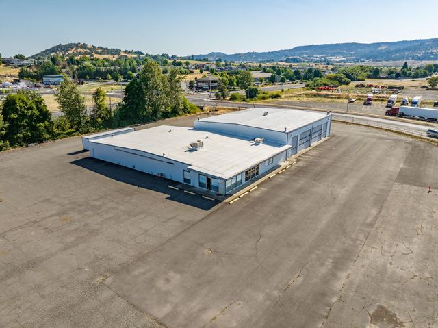 3450 Crater Lake Avenue, Medford, OR 97504