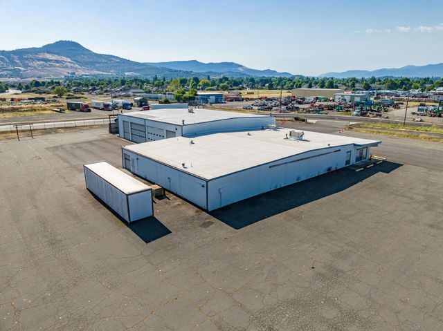 3450 Crater Lake Avenue, Medford, OR 97504