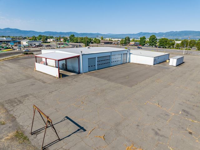 3450 Crater Lake Avenue, Medford, OR 97504