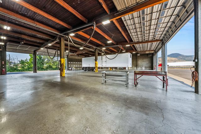 3450 Crater Lake Avenue, Medford, OR 97504