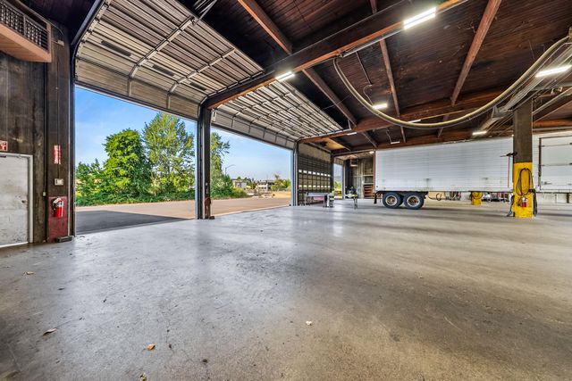 3450 Crater Lake Avenue, Medford, OR 97504