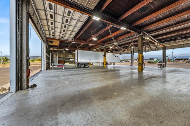 3450 Crater Lake Avenue, Medford, OR 97504