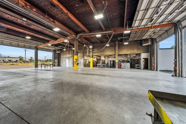 3450 Crater Lake Avenue, Medford, OR 97504