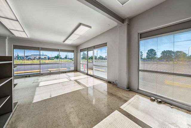 3450 Crater Lake Avenue, Medford, OR 97504